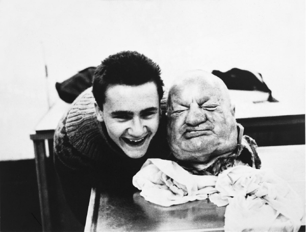  1: DAMIEN HIRST, With dead head, 1991(Tate Gallery, London). 
